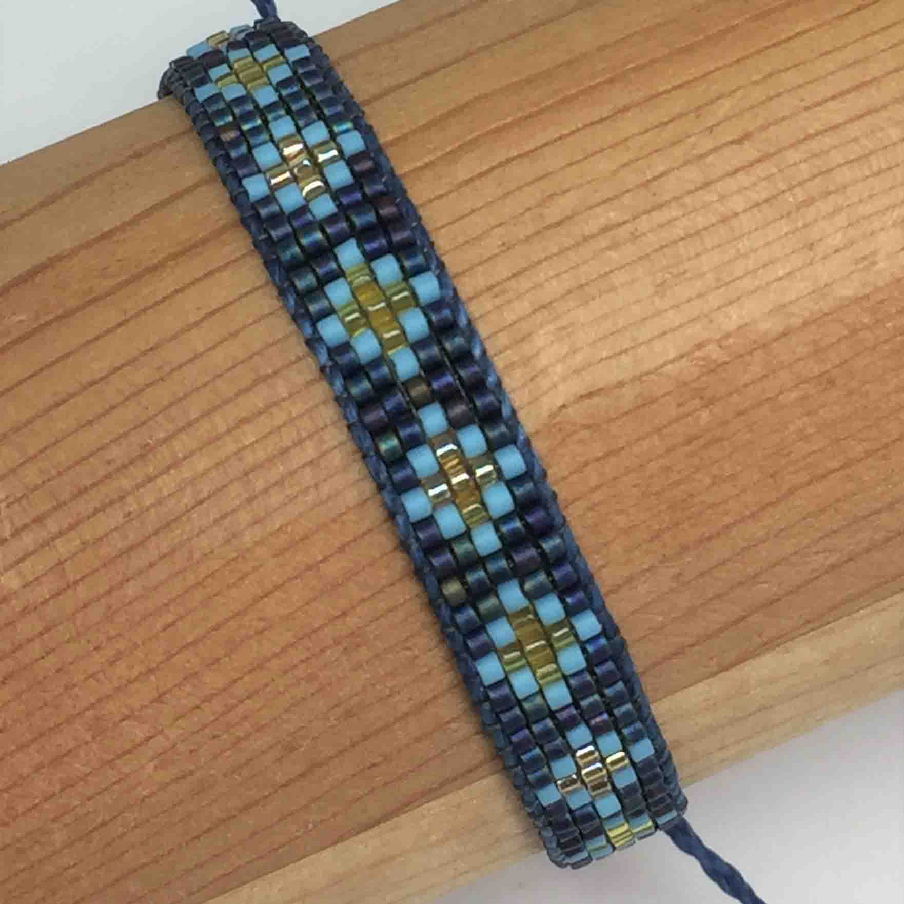 Bracelet woven with loom